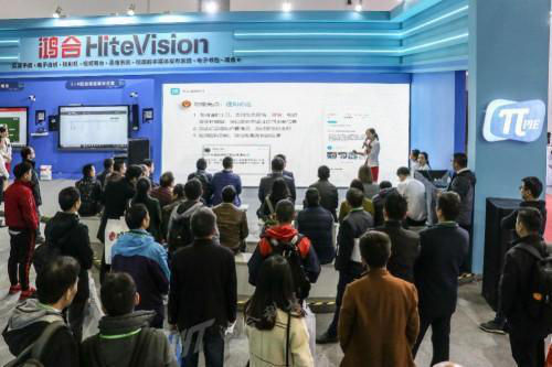 鴻合智能交互黑板點亮第75屆教裝展，演繹未來智慧教室！