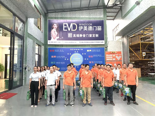 情暖中秋,愛(ài)心長(zhǎng)留 伊美德門(mén)窗向員工發(fā)福利啦!