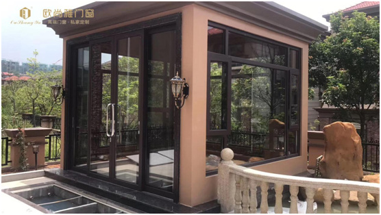 歐尚雅門窗:陽光甚好,微風(fēng)不燥,陽光房里親自然