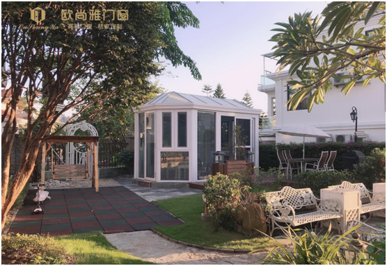 歐尚雅門窗:陽光甚好,微風(fēng)不燥,陽光房里親自然